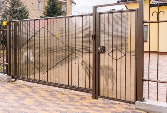 Купить ворота из профлиста с элементами ковки, с металлическими столбами в рамке или под дерево в Елизово от 154800 руб